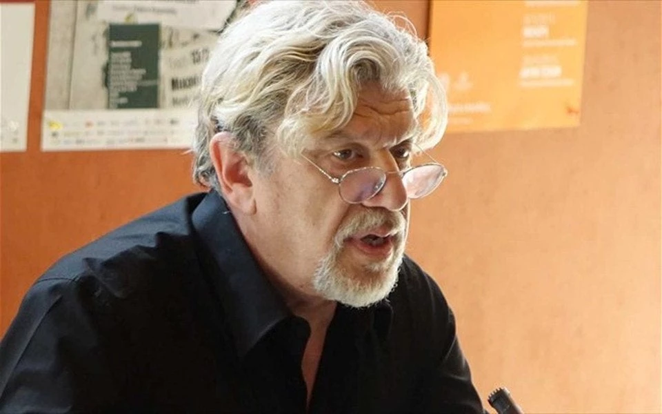 Ξέσπασε ο Γιάννης Βούρος: «Τουλάχιστον σήμερα σταματήστε να ανεβάζετε τις ηλιοκαμένες κωλ@@ες σας»
